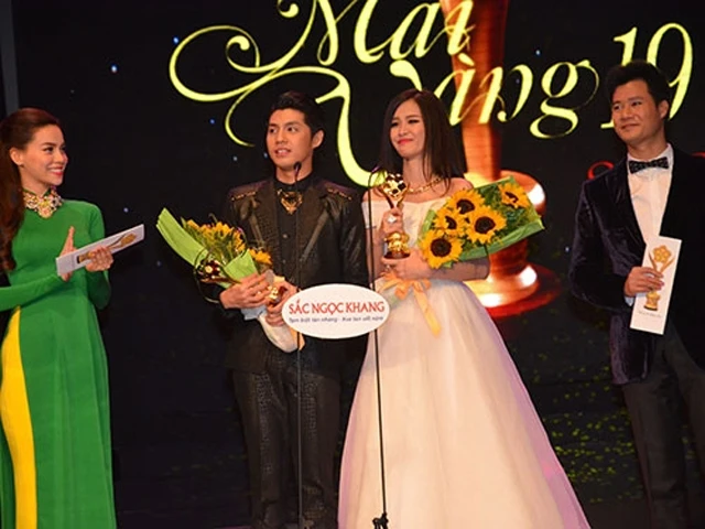 Ca sĩ Phước Thịnh và Đông Nhi nhận Giải thưởng Mai Vàng 2013.