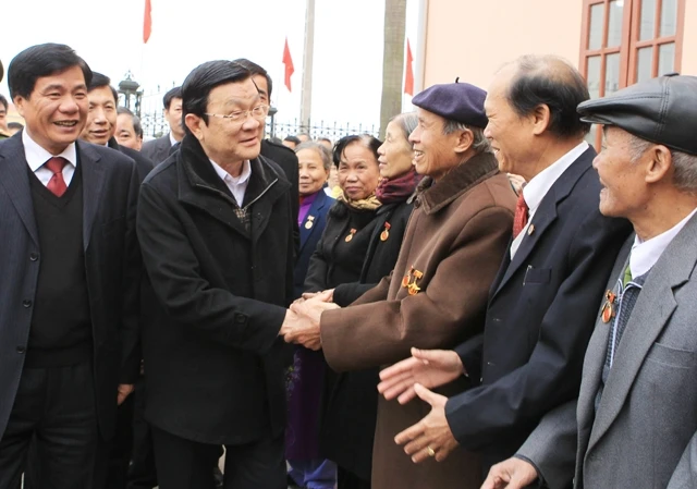 Chủ tịch nước Trương Tấn Sang với cán bộ, nhân dân xã Nhân Quyền, huyện Bình Giang (Hải Dương). Ảnh: NGUYỄN KHANG (TTXVN)