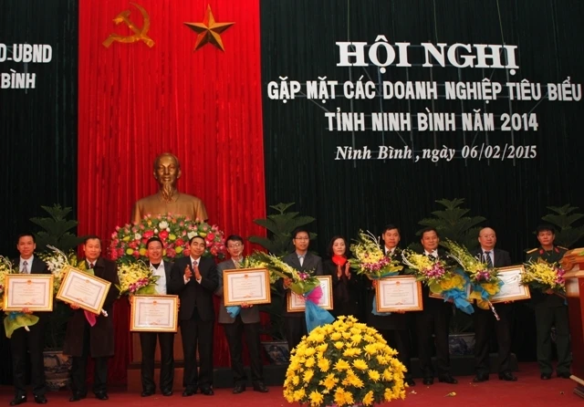 Các doanh nghiệp, doanh nhân tiêu biểu năm 2014 trên địa bàn được UBND tỉnh Ninh Bình tặng bằng khen.