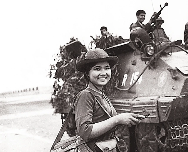 Chiến sĩ biệt động Nguyễn Trung Kiên (Cao Thị Nhíp, quê Tiền Giang) dẫn đường cho các chiến sĩ Sư đoàn 10 đánh chiếm sân bay Tân Sơn Nhất ngày 30-4-1975.