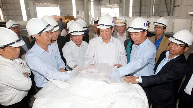 Thủ tướng Nguyễn Tấn Dũng xem và nghe báo cáo về sản phẩm a-lu-min, Dự án tổ hợp bô-xít - nhôm Tân Rai - Lâm Đồng.