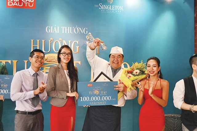 Kenji Tam đứng thứ hai, từ phải sang.