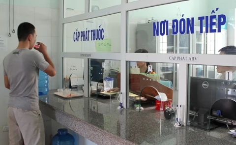 Người bệnh đến uống thuốc tại cơ sở điều trị Methadone (Trung tâm Phòng, chống HIV/AIDS tỉnh Quảng Trị).  Ảnh: VĂN SƯƠNG