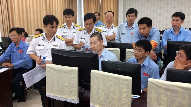 Cán bộ, nhân viên Cảng Cát Lái được hướng dẫn sử dụng phần mềm mới.