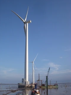 Trụ tua-bin gió trên biển của Nhà máy điện gió Bạc Liêu.