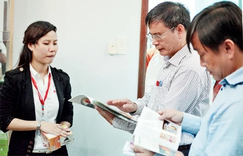 Lực lượng chức năng thanh tra một cơ sở kinh doanh thực phẩm chức năng tại thành phố.
