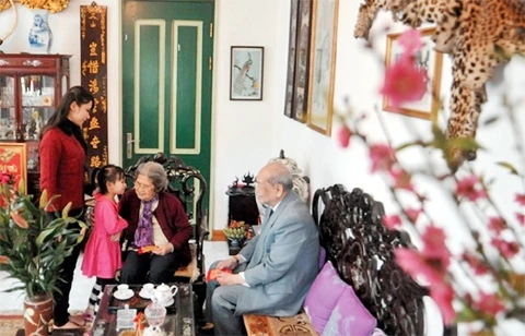 Không khí gia đình đầm ấm trong ngày Tết cổ truyền. Ảnh: HOÀNG HÀ