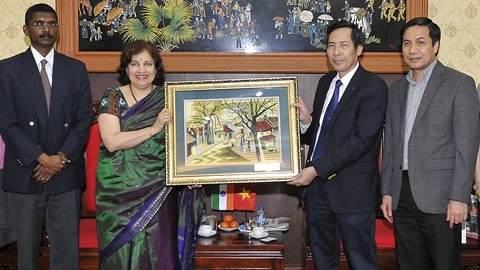 Tổng Biên tập Báo Nhân Dân trao quà lưu niệm tới Đại sứ Ấn Độ (Ảnh: Vũ Anh Tuấn).