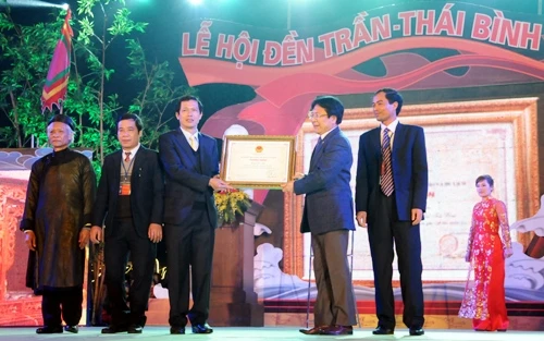Đại diện Bộ Văn hóa, Thể thao và Du lịch trao Bằng chứng nhận Lễ hội Đền Trần Thái Bình cho huyện Hưng Hà.