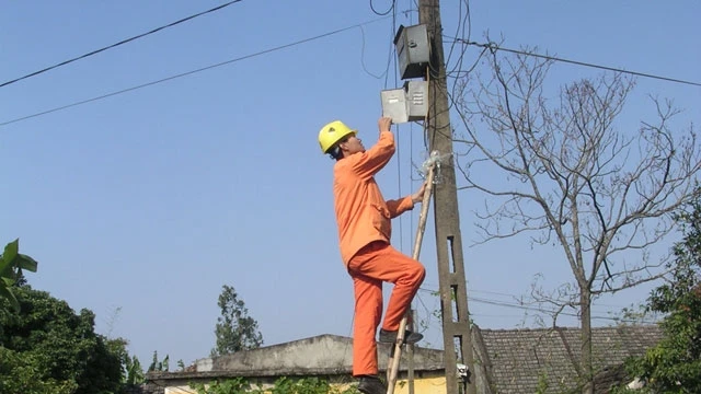 Công nhân Chi nhánh Điện lực huyện Yên Khánh kiểm tra khảo sát cột điện mạng lưới cấp nông thôn ở xã Khánh Lợi để thay cột mới đạt độ an toàn cao cho người sử dụng.