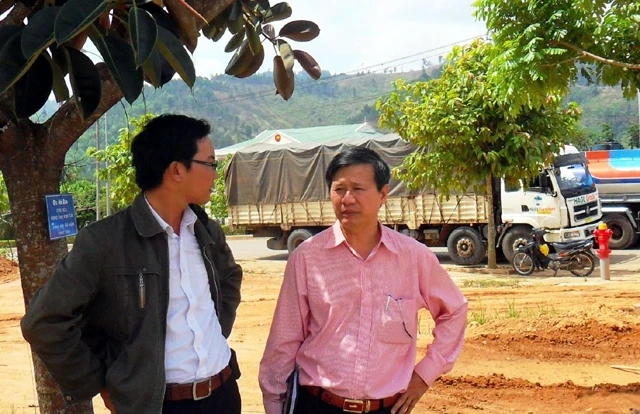 Ông Hảo (bên phải) đi thị sát công trường ở cửa khẩu quốc tế Bờ Y.