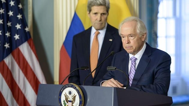 Ngoại trưởng Mỹ John Kerry (bên trái) và đặc phái viên Mỹ cho tiến trình đàm phán hòa bình tại Colombia, Bernard Aronson. (Ảnh: The Wall Street Journal) 