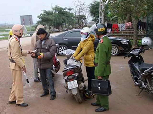 Công an huyện Triệu Sơn (Thanh Hóa) kiểm tra các phương tiện tham gia giao thông, góp phần bảo đảm an ninh trật tự tại lễ hội Xuân khu vực đền Am Tiên, xã Tân Ninh.