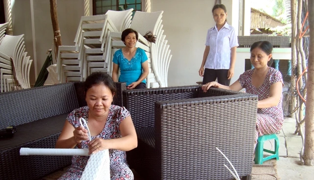 Nhiều chị em ở ấp Phú Lộc, xã An Ðịnh, huyện Mỏ Cày Nam được tạo việc làm với thu nhập ổn định, góp phần thoát nghèo, nâng cao mức sống.