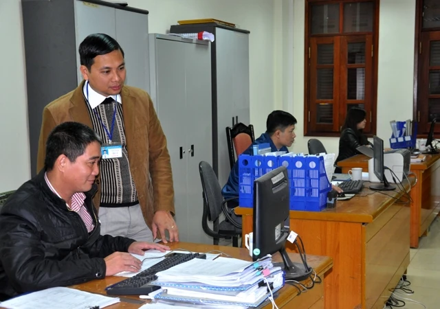 Cán bộ phòng thu BHXH tỉnh Quảng Ninh thường xuyên rà soát các doanh nghiệp còn nợ đọng BHXH, BHYT.
