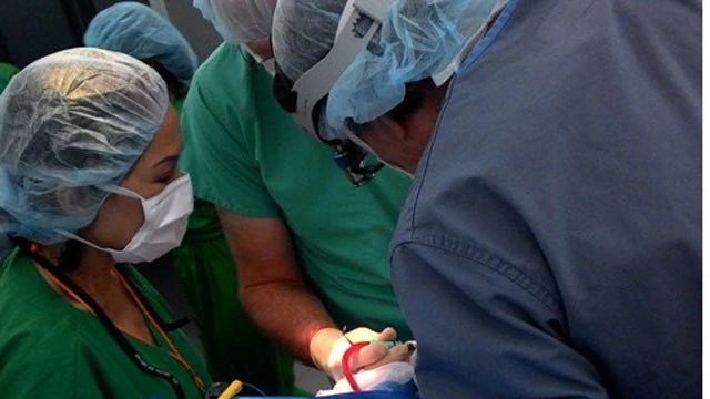 Các BS và tình nguyện viên của PVNF đang phẫu thuật cho trẻ em bị hở hàm ếch ở Bệnh viện Quân y 175.