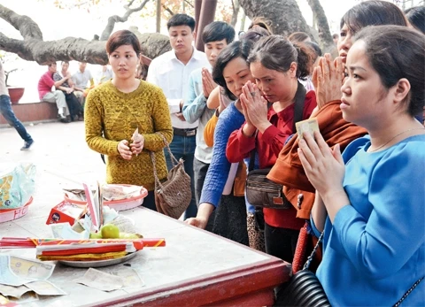 Tiền lẻ theo dòng người đi lễ vẫn rải đầy tại chốn tâm linh.     Ảnh: DUY LINH