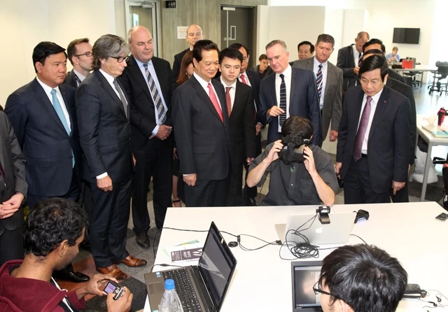Thủ tướng Nguyễn Tấn Dũng thăm phòng học tương tác Trường đại học Công nghệ Auckland của Niu Di-lân. Ảnh: ĐỨC TÁM (TTXVN)
