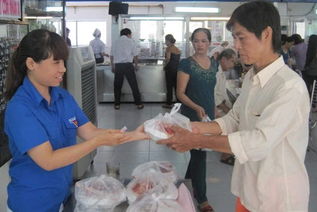 Tình nguyện giúp dân khám, chữa bệnh