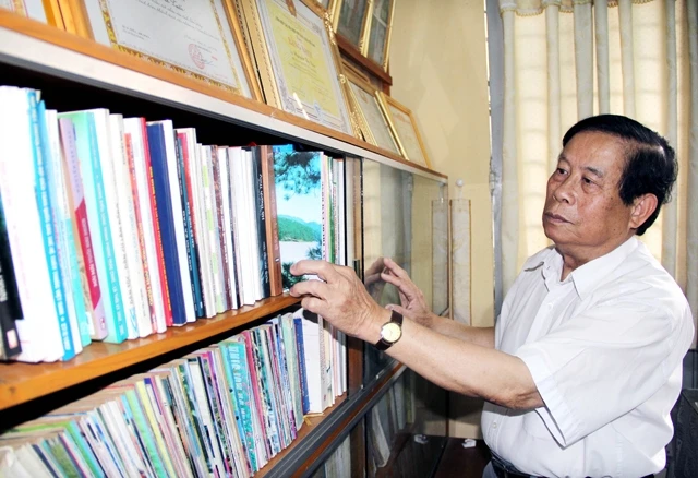 DS Nguyễn Thọ Biên với những tài liệu quý về cây thuốc.