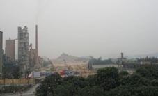 Dây chuyền sản xuất thứ ba <br> nằm sát nhà máy xi-măng cũ <br>(bìa trái). Ảnh: VietnamNet.