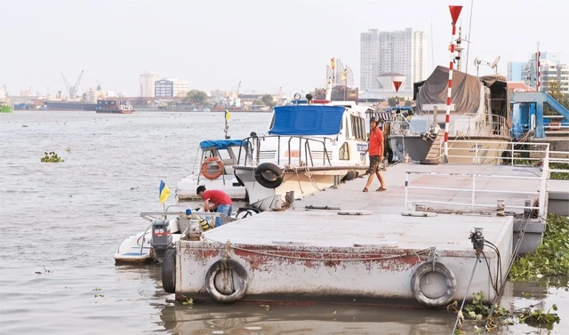 Bến tàu phục vụ khách du lịch trên sông Sài Gòn.