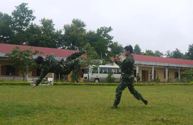 Các chiến sĩ luyện tập võ thuật ở Tiểu đoàn Đặc công 409 (Bộ Tham mưu Quân khu 5).