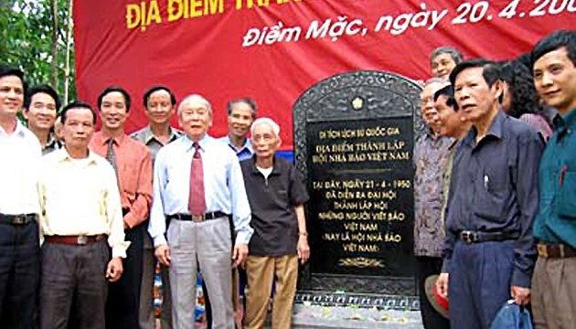Các nhà báo thăm di tích nơi ra đời Hội Nhà báo Việt Nam.