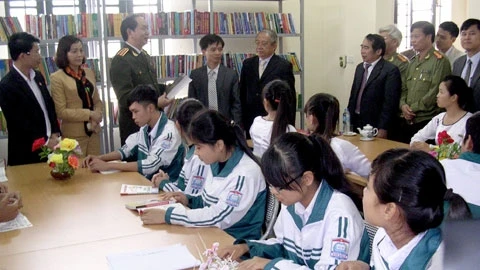 Hằng năm, Đại tướng Trần Đại Quang, Uỷ viên Bộ Chính trị, Bộ trưởng Bộ Công An thăm và tặng sách trường THPT Kim Sơn B.