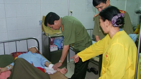 Lãnh đạo công an tỉnh Thanh Hóa thăm hỏi tình hình sức khỏe đồng đội.