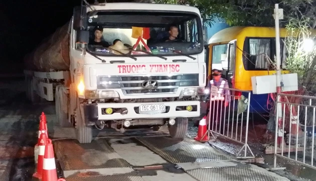 Kiểm tra tải trọng trên quốc lộ 5 vào ban đêm.