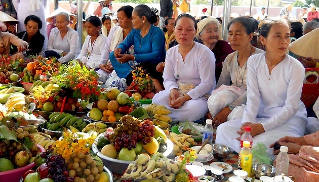 Đồng bào Chăm theo đạo Bà-la-môn ở làng dệt thổ cẩm Mỹ Nghiệp, thị trấn Phước Dân, huyện Ninh Phước (Ninh Thuận) cúng Lễ hội đầu năm.