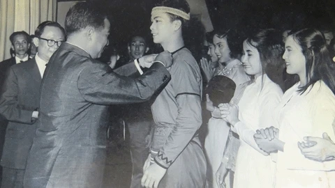 NSND Vũ Việt Cường trong một lần biểu diễn thời trẻ (Ảnh chụp lại do nhân vật cung cấp).