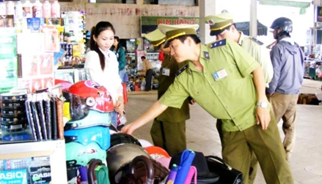 Cán bộ quản lý thị trường tăng cường kiểm tra, chấn chỉnh tình trạng kinh doanh hàng giả, hàng nhái.