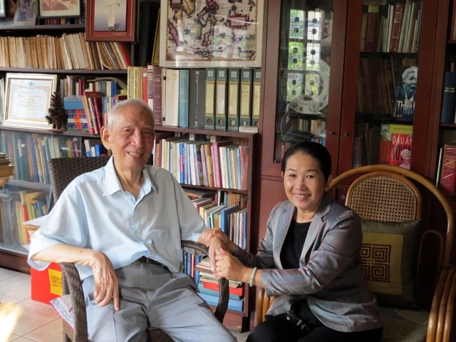Nhà sử học Nguyễn Đình Đầu và con gái.