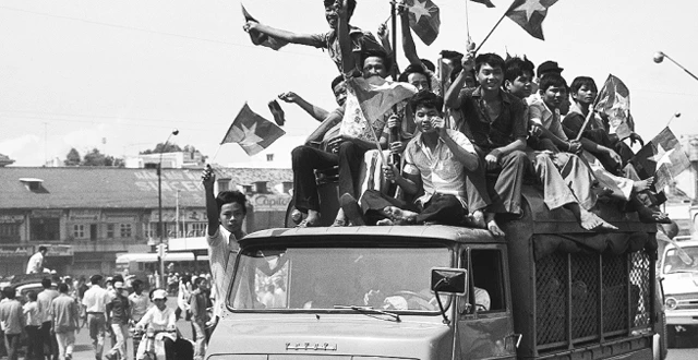 Người dân Sài Gòn chào mừng Ngày chiến thắng 30-4-1975. Ảnh: JACQUES PAVLOVSKY