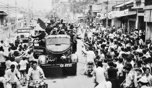 Nhân dân Sài Gòn chào đón quân giải phóng. Ảnh: HỨA KIỂM