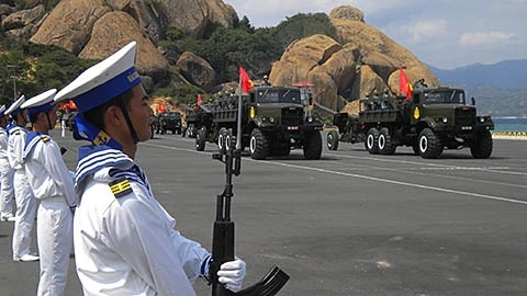Các chiến sĩ Vùng 4 Hải quân diễu binh kỷ niệm 60 năm ngày thành lập Hải quân nhân dân Việt Nam (7-5-1955 – 7-5-2015) và đón nhận danh hiệu Anh hùng Lực lượng vũ trang nhân dân lần thứ hai.