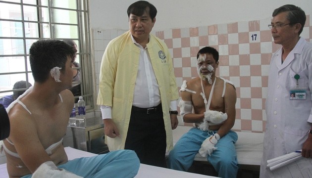 Chủ tịch UBND TP Đà Nẵng Huỳnh Đức Thơ tới thăm hỏi, động viên các chiến sĩ bị thương sáng 7-5. 