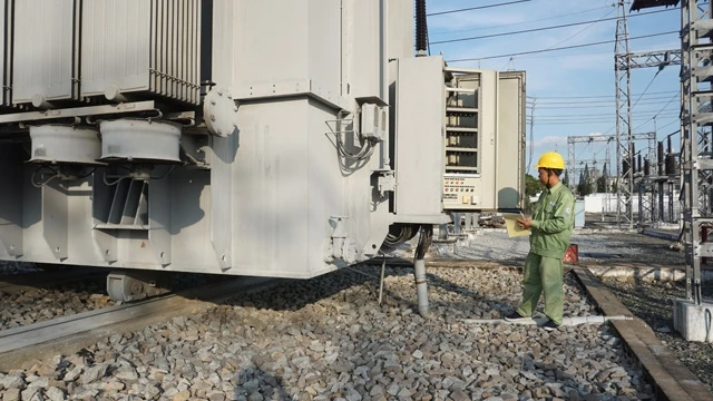 Kiểm tra thông số vận hành máy biến áp 220 kV tại Trạm biến áp 220 kV Trà Nóc (Cần Thơ).