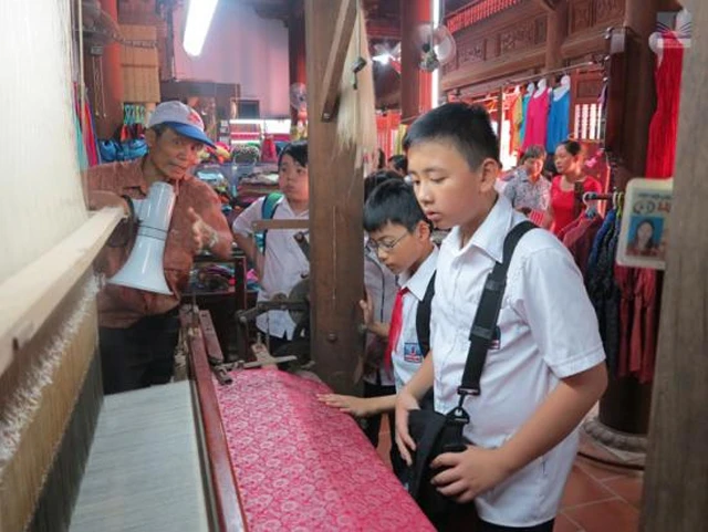 Các em học sinh tham quan làng lụa Vạn Phúc.