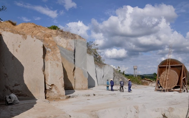 Một mỏ đá tại Hòn Chà chưa được cấp phép, nhưng doanh nghiệp vẫn khai thác.