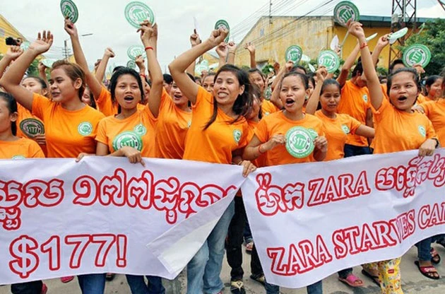Công nhân ngành may Campuchia biểu tình vào ngày 17-9-2014 tại thủ đô Phnom Penh, đòi tăng lương. (Ảnh: AFP)