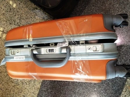 Hành lý của khách trên chuyến bay VJ902, từ Bangkok về sân bay Nội Bài (Hà Nội), bị phá khóa, moi đồ. (Ảnh: NLĐ)