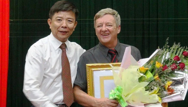 Chủ tịch tỉnh Quảng Bình Nguyễn Hữu Hoài trao tặng Huân chương Lao động hạng ba cho ông Howard Limber 