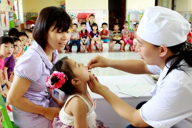 Học sinh Trường mầm non Bình Yên A (Thạch Thất, Hà Nội) uống vi-ta-min A liều cao. Ảnh: DƯƠNG NGỌC 