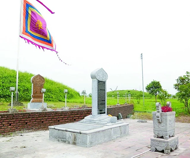 Hai bia đá "dựng chui" trong khu di tích Đền Trần - Thái Bình. Ảnh: Vietnamplus