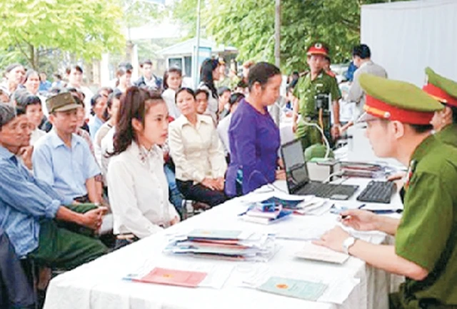 Cán bộ, công chức trẻ Thủ đô tư vấn cho người dân huyện Sóc Sơn về thủ tục hành chính. 