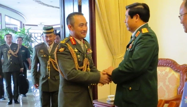 Bộ trưởng Phùng Quang Thanh bắt tay trưởng đoàn Brunei, Thiếu tướng Pehin Tawih.