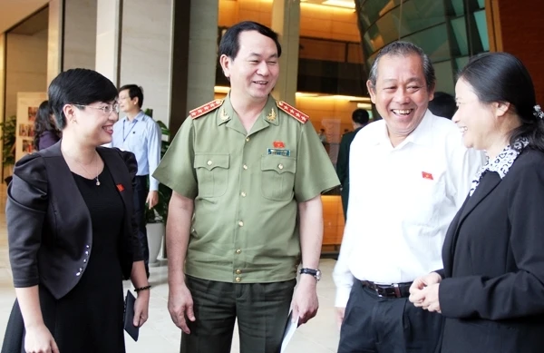 Bộ trưởng Công an Trần Đại Quang, Chánh án TAND tối cao Trương Hòa Bình trao đổi với đại biểu bên lề Quốc hội.